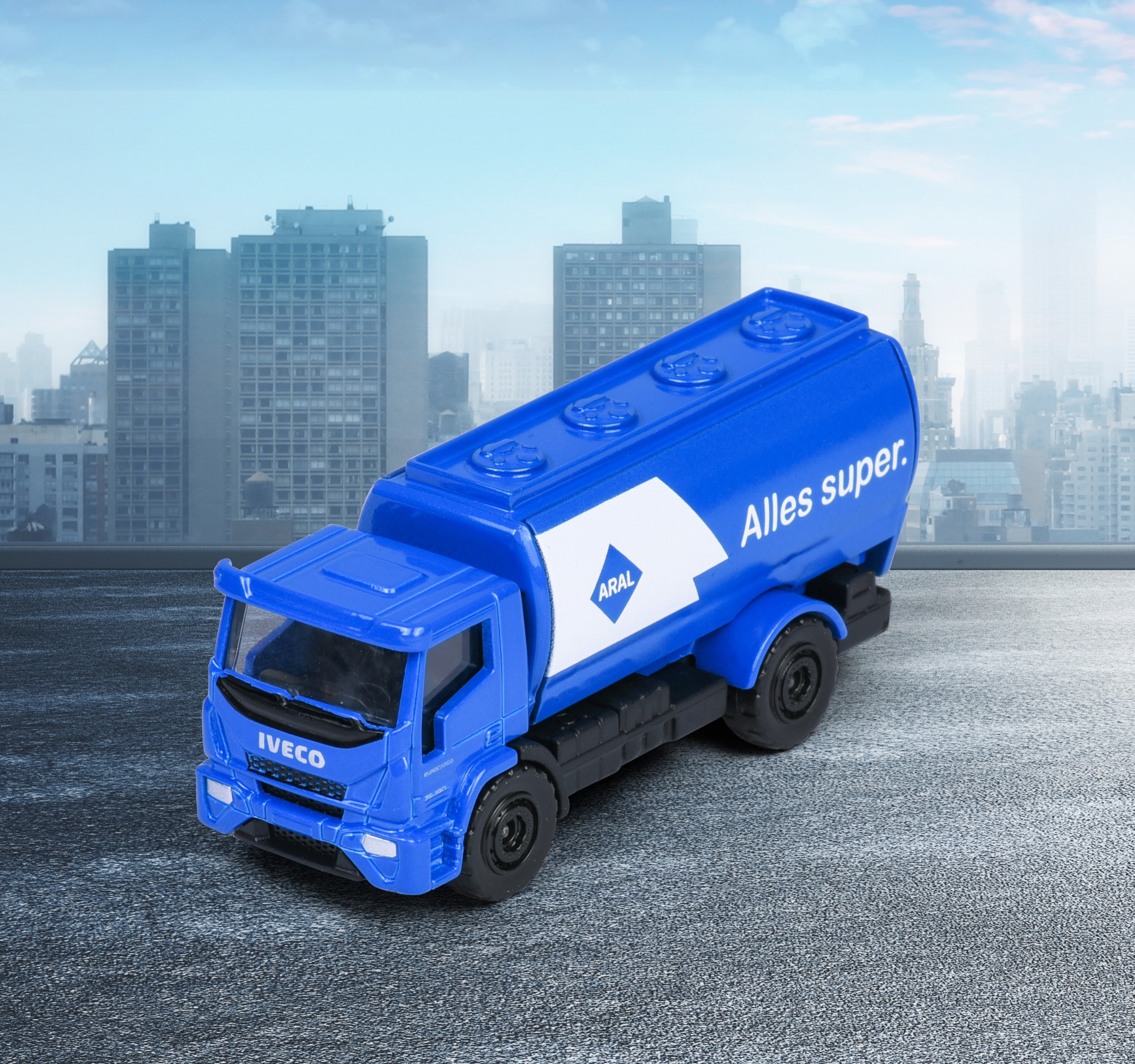 Majorette Petrol Station Aral Playset + Vehicle - Scale 1:64