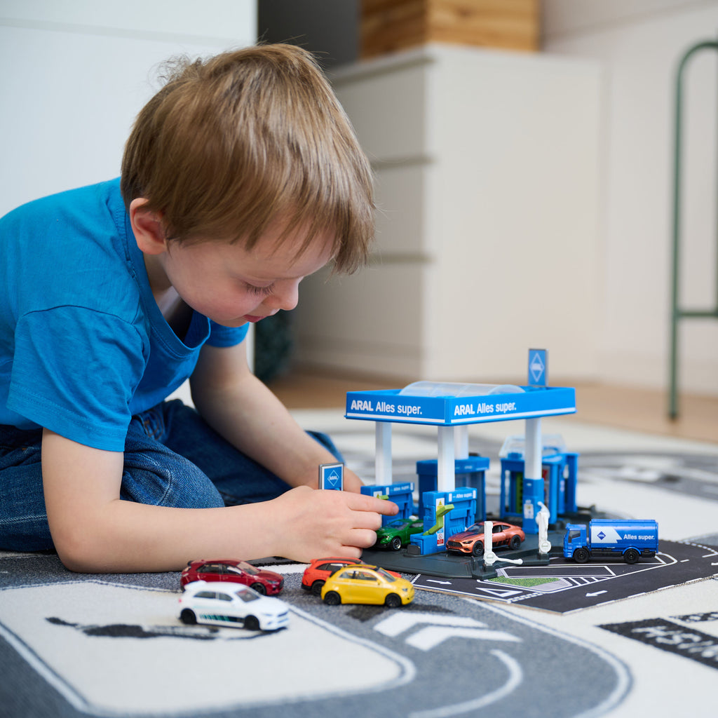 Majorette Petrol Station Aral Playset + Vehicle - Scale 1:64