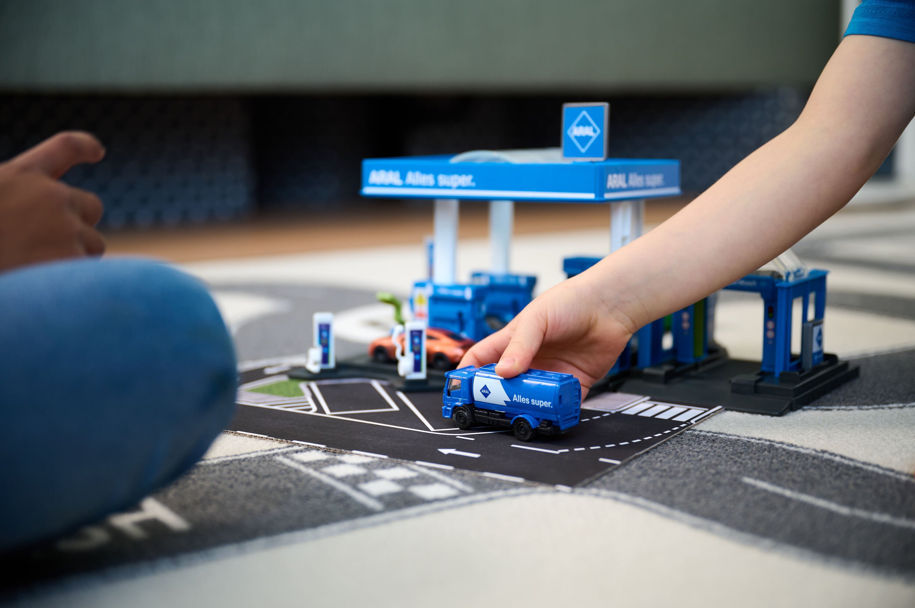 Majorette Petrol Station Aral Playset + Vehicle - Scale 1:64